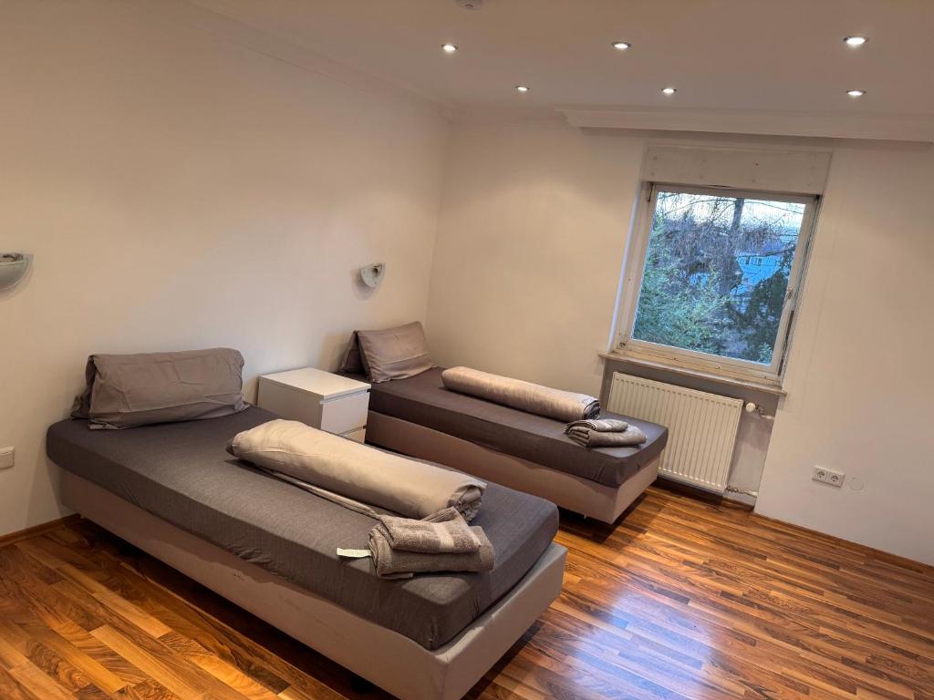 een kamer met twee bedden en een raam bij Vermietung Daniel in Neurenberg