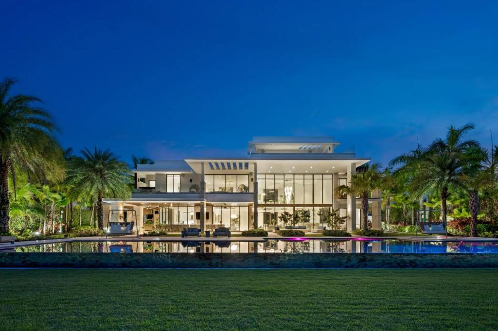 un grande edificio con piscina e palme di Elysium Ocean Exclusive Villa a Dorado