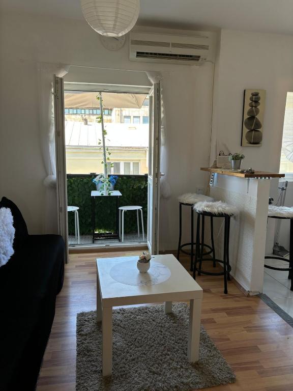 ein Wohnzimmer mit einer Couch und einem Couchtisch in der Unterkunft Kneginje Ljubice apartment in Belgrad