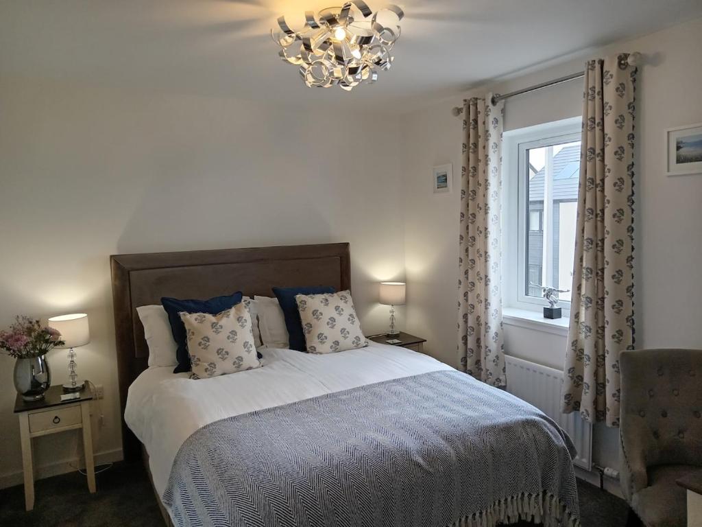 En eller flere senge i et værelse på Modern 4 Bed Highland Home