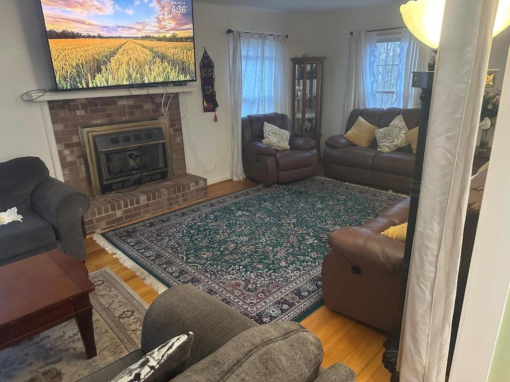 ein Wohnzimmer mit Sofas und einem Kamin in der Unterkunft Honey Home in Danville