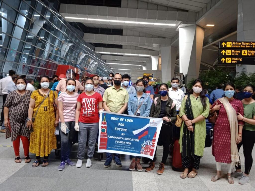 un gruppo di persone che indossano mascherine in un edificio di Paraakhya Education Foundation a Jaipur