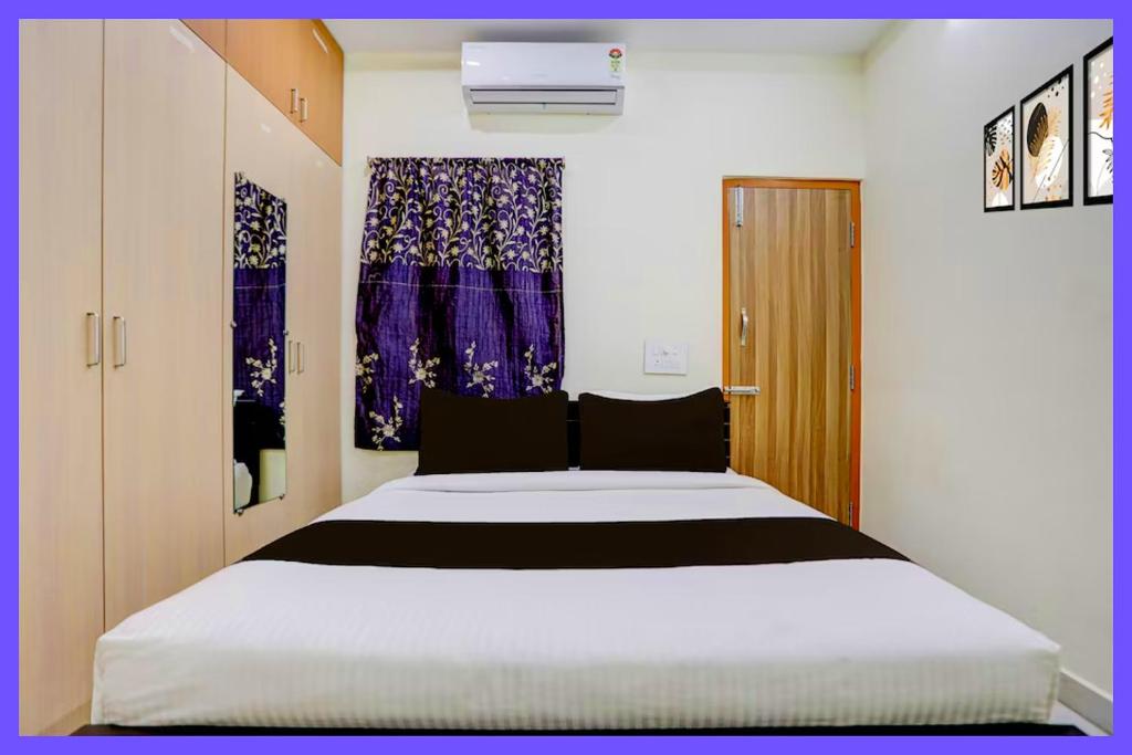 een slaapkamer met een groot bed met paarse gordijnen bij Hotel Royal Heritage Near Lake in Nainital