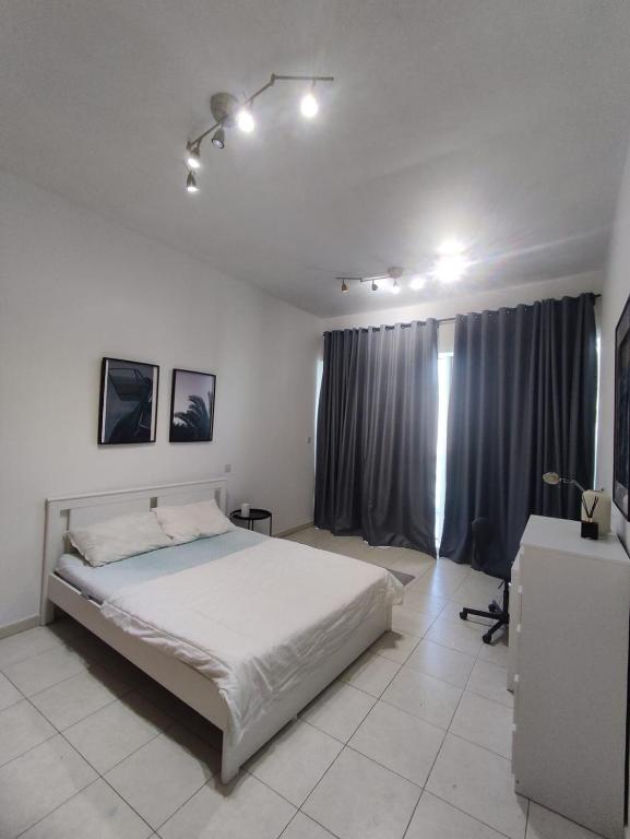 Spacious Master Bedroom with Balcony Horizon Tower, Dubai Marina