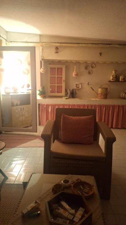 ein Wohnzimmer mit Sofa und Tisch in der Unterkunft Sokrates Home and Spa in Alexandroupoli