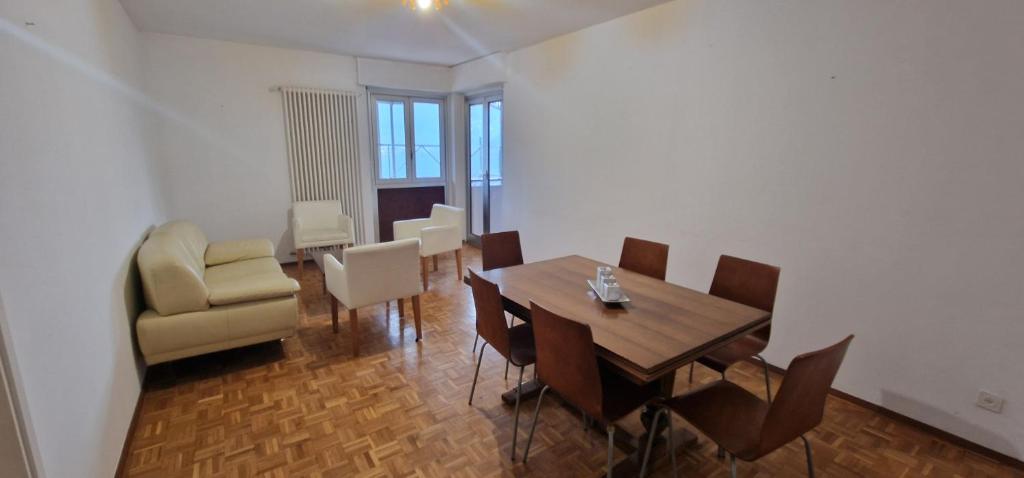 Posezení v ubytování Melide Simple Basic Apartment close to Train Station