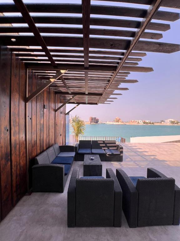 een woonkamer met banken en uitzicht op de oceaan bij شالية لابيرلا - درة العروس شاطئ ومسبح خاص in Durat Alarous