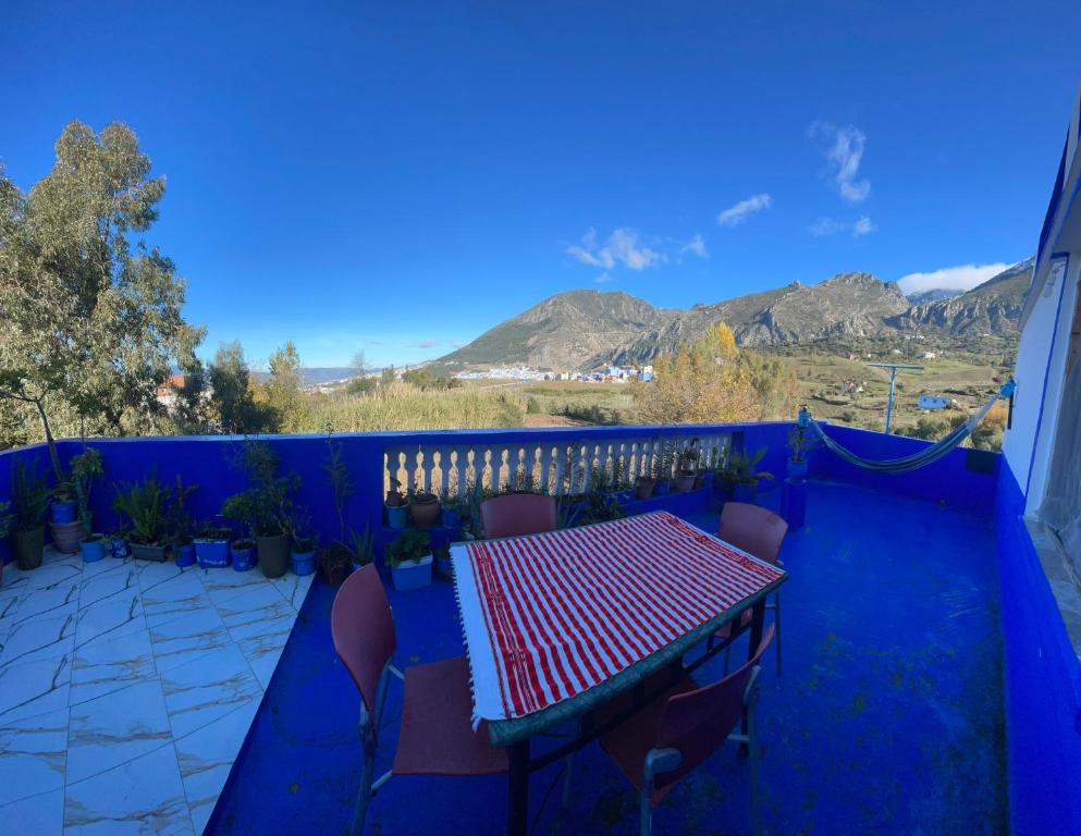 Cảnh núi rừng hoặc tầm nhìn ra núi từ căn hộ