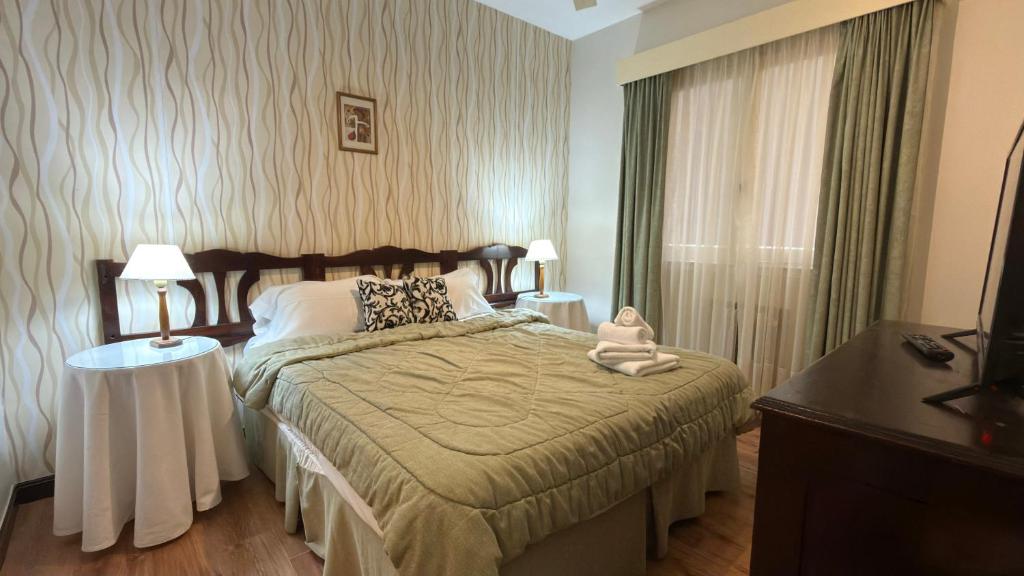 ein Schlafzimmer mit einem Bett, auf dem ein Teddybär liegt in der Unterkunft Gran Hotel Mar del Plata in Mar del Plata