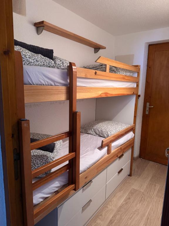 En eller flere senge i et værelse på Appartement les 2 Alpes
