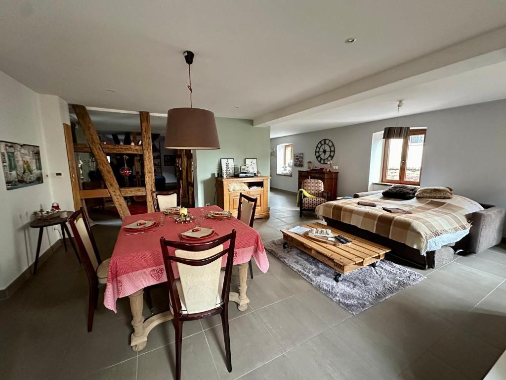 un soggiorno con tavolo e letto di Loft à colombages "1789" - 80m2 a Innenheim