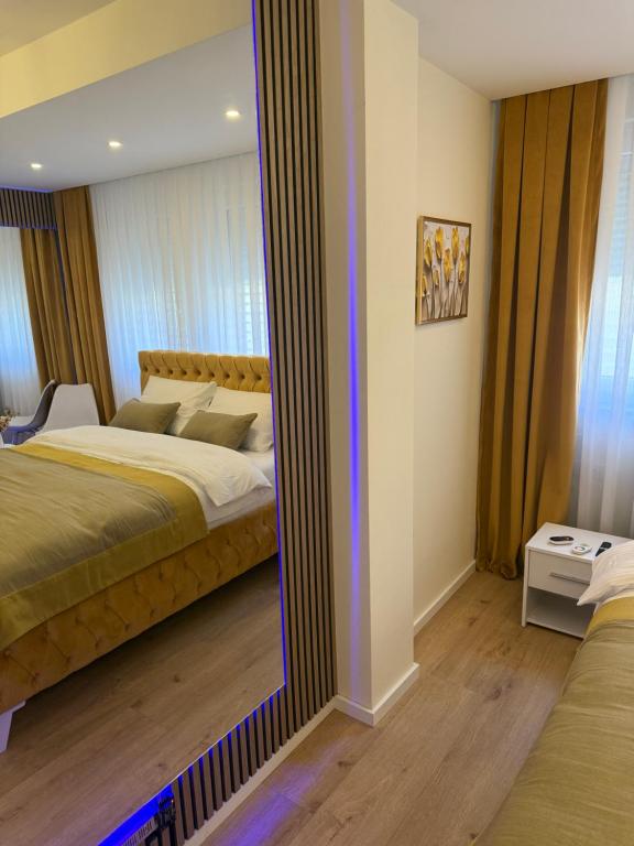 En eller flere senge i et værelse på Royal Apartmani