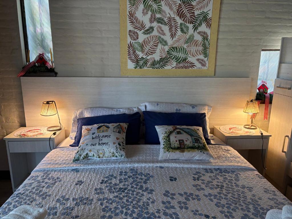 een slaapkamer met een bed met 2 lampen en 2 kussens bij Apart Los Cerrillos in Balcarce