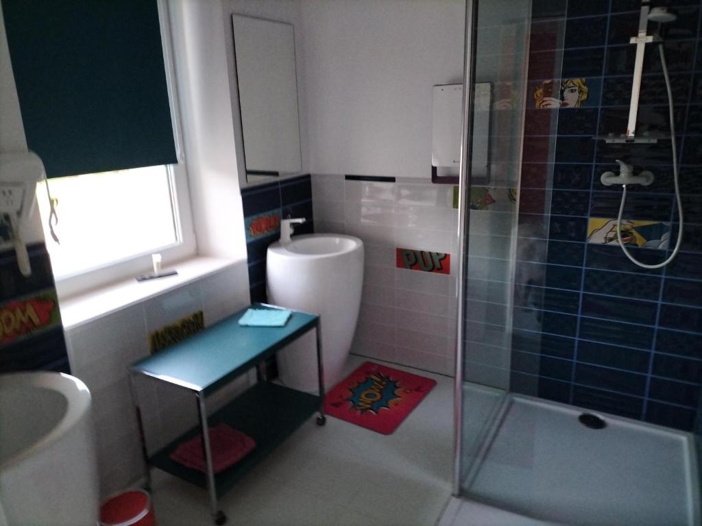 een badkamer met een douche, een toilet en een wastafel bij La Gaillote d'Or in Villers-la-Chèvre