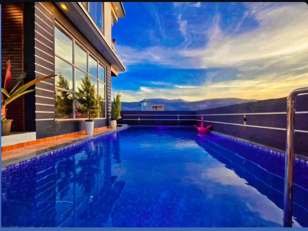 Πισίνα στο ή κοντά στο ll EMPYREAN STAYS ll G0DFATHER VILLA ll MASTERPIECE ll 4BHK ll AC ll LARGEST POOL ll