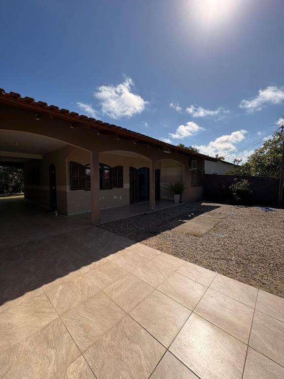een gebouw met een grote oprit ervoor bij Casa em Itapoá - Barra do Saí in Itapoa