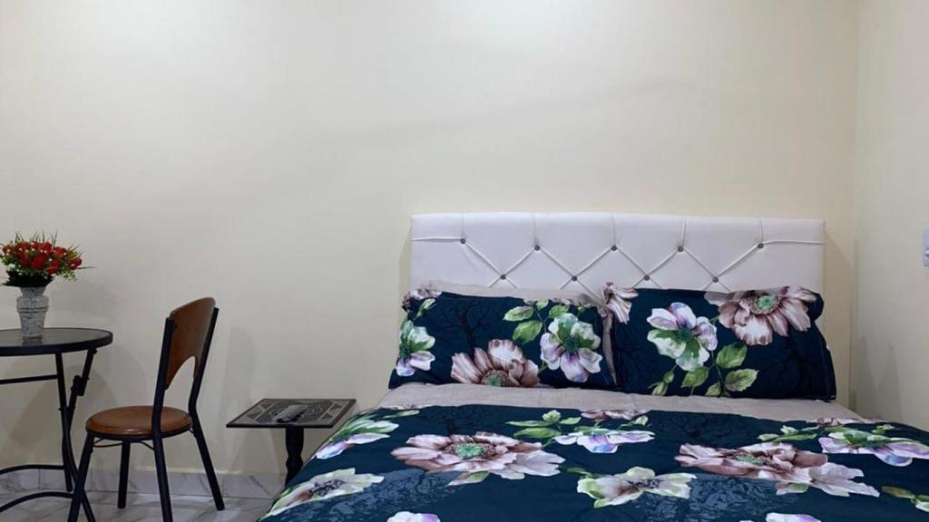 Giường trong phòng chung tại Nick Jaak's Courtyard Apts