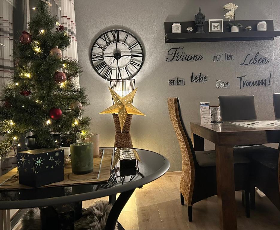 een eettafel met een kerstboom en een klok bij Auszeit Schluchsee - Fewo Tanja - Oase der Stille - in Schluchsee