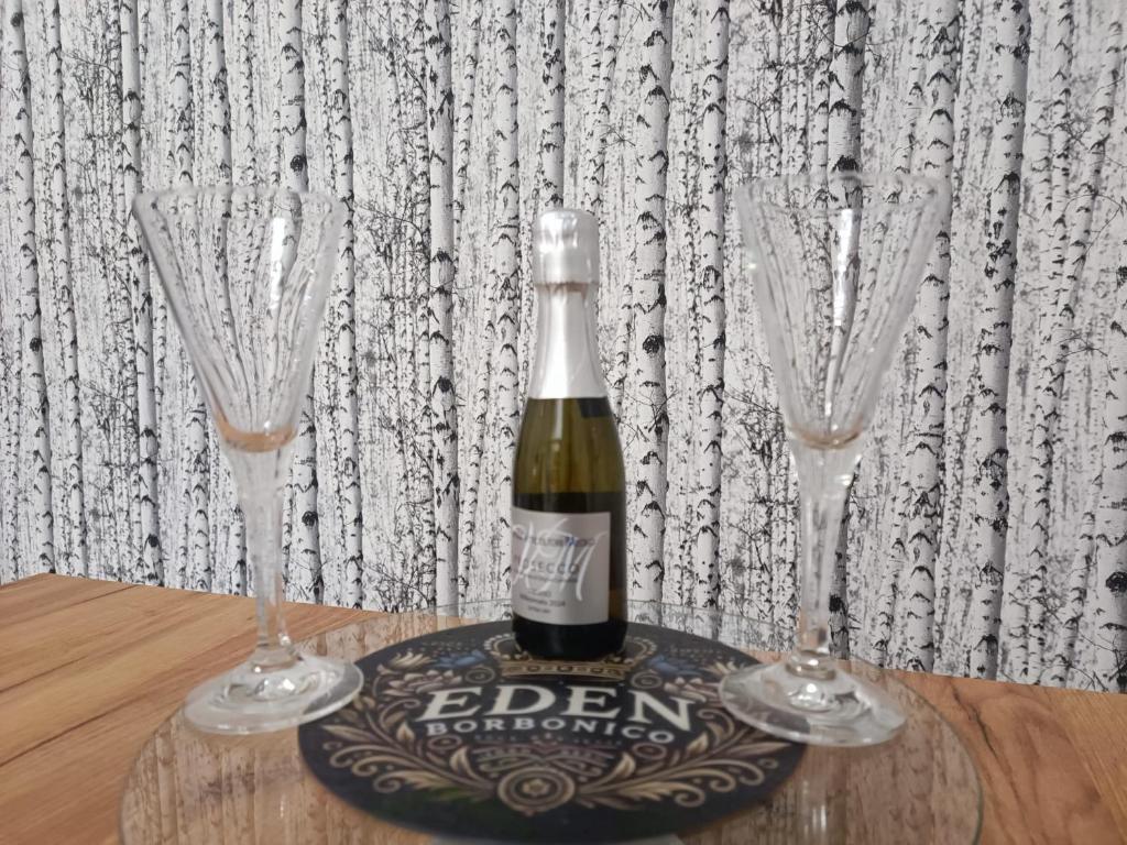 una bottiglia di birra tra due bicchieri di vino di Eden Borbonico a Caserta