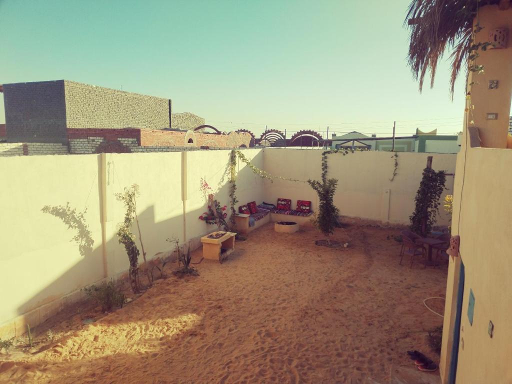 een binnenplaats met een muur begroeid met planten bij Fekry House wady rayan in Kafr ‘Amr