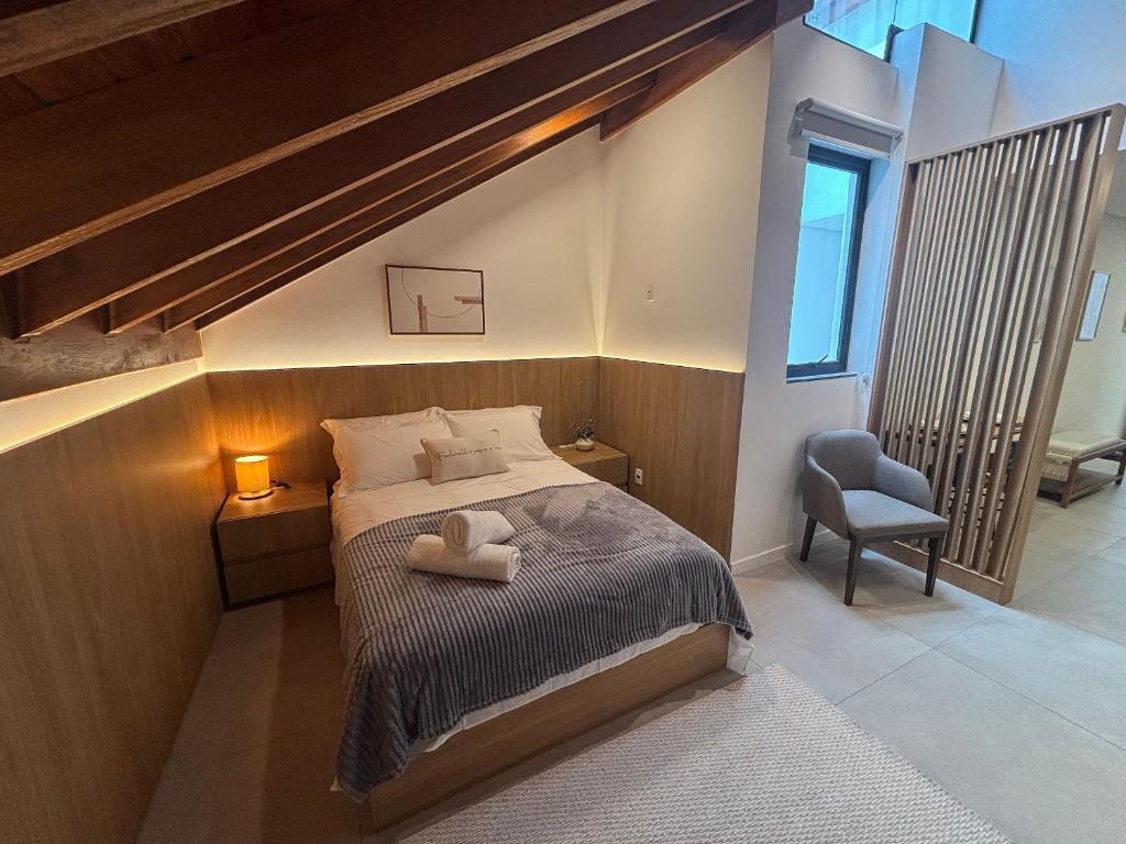 Studio moderno no Centro de Floripa CMA0101 في فلوريانوبوليس: غرفة نوم بها سرير عليه حيوان محشو