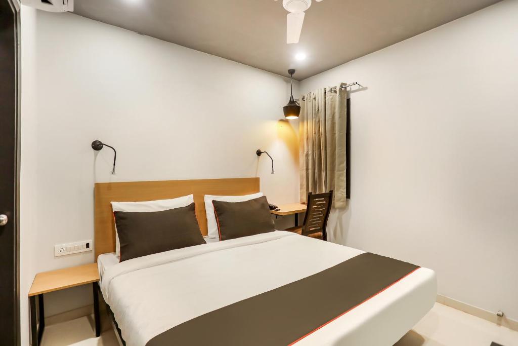 Un dormitorio con una cama grande y un escritorio. en Collection O Le Noida Hotel Near Sector 76 Metro Station, en Noida