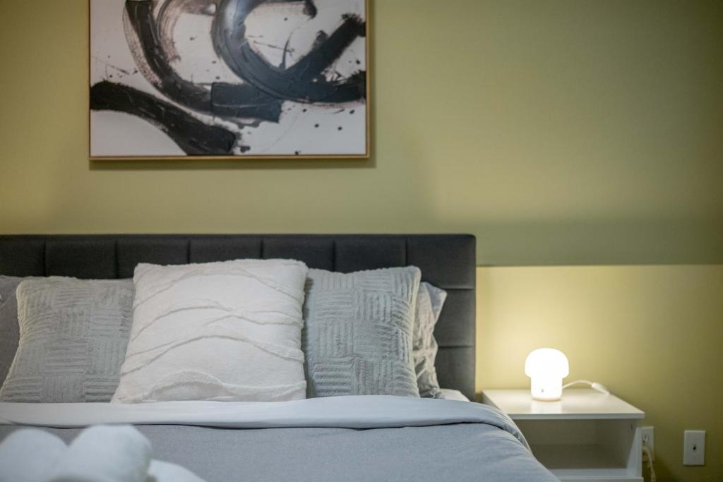 Postel nebo postele na pokoji v ubytování 2BR Trafalgar Retreat near UBC & Pacific Spirit