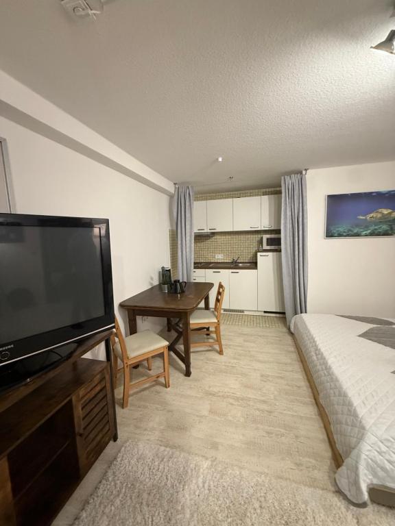 Postel nebo postele na pokoji v ubytování Ferienwohnung Golden Apartment Stilvoll Klar