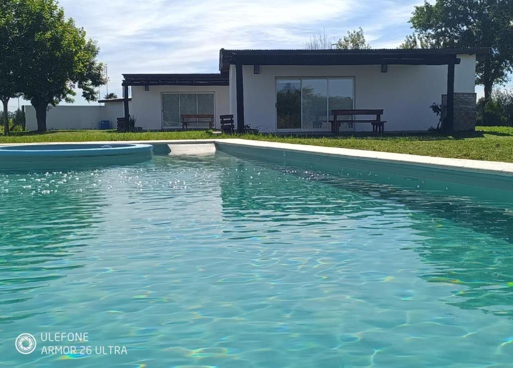 una piscina davanti a una casa di Cabañas Don Ricardo a Dolores
