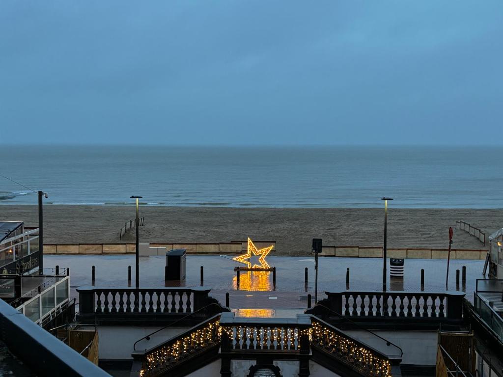 een ster die midden op een strand zit bij Zen at Sea Duplex Blankenberge in Blankenberge