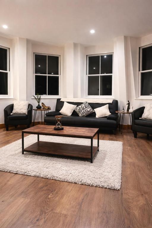 een woonkamer met een bank en een salontafel bij The Imperial Beachfront Penthouse Suite in Margate