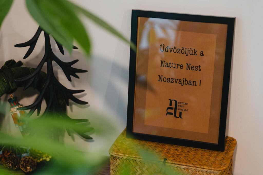 Et logo, certifikat, skilt eller en pris der bliver vist frem på Nature Nest Noszvaj