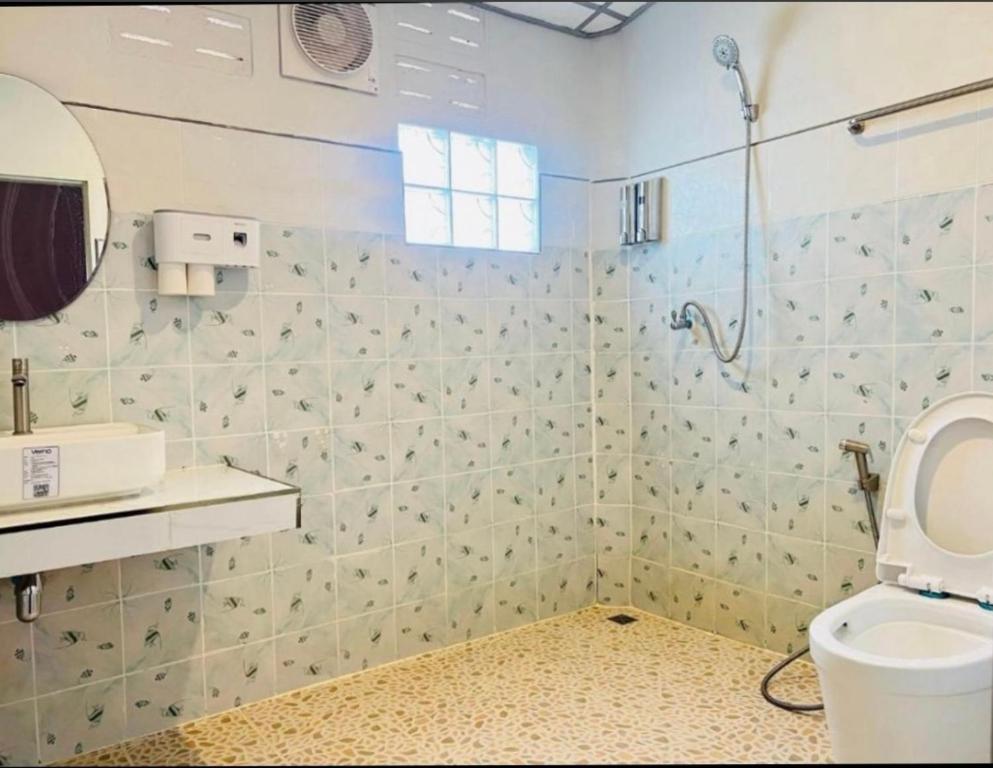 een badkamer met douche en toilet bij Lady Beauty House in Lampang