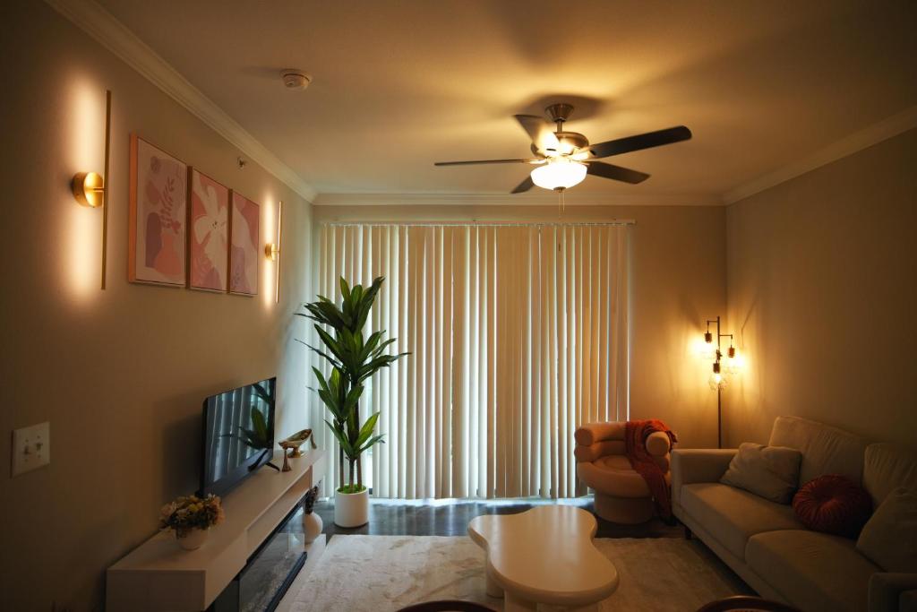 un soggiorno con un divano e un ventilatore a soffitto di Charming 1 bed, 1 bath apartment a Cedar Park