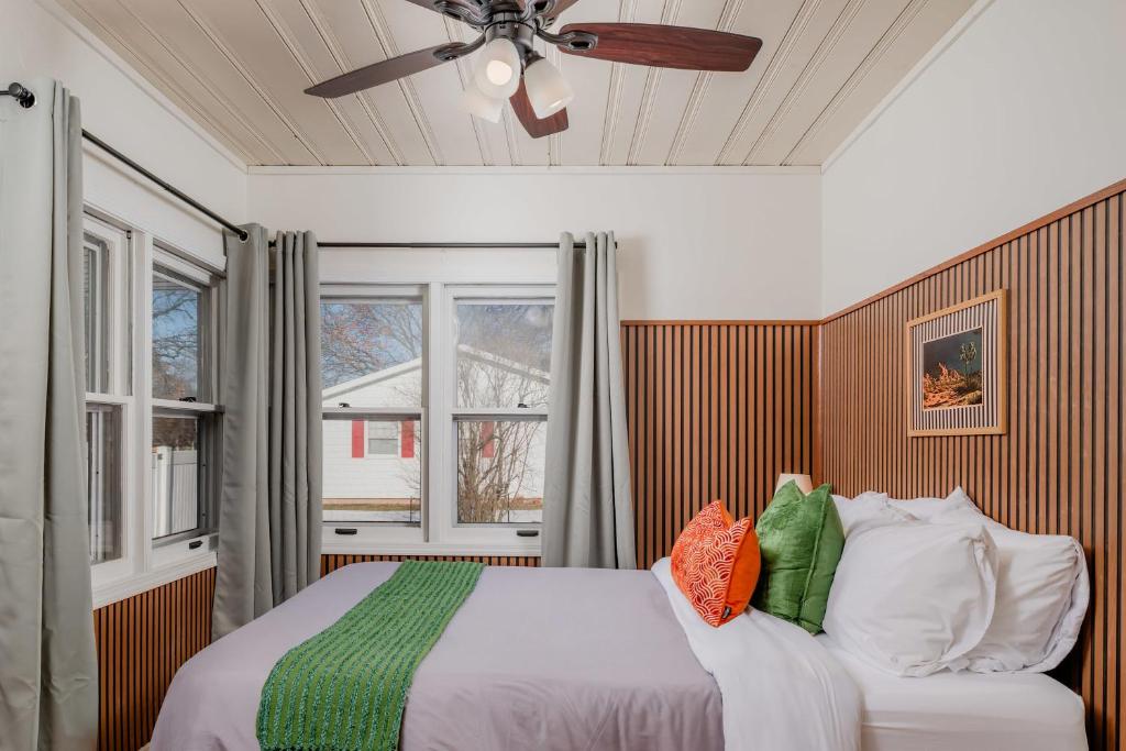 Postel nebo postele na pokoji v ubytování Family Retreat - 4 Bed 3 Bath Fireplace & Fun