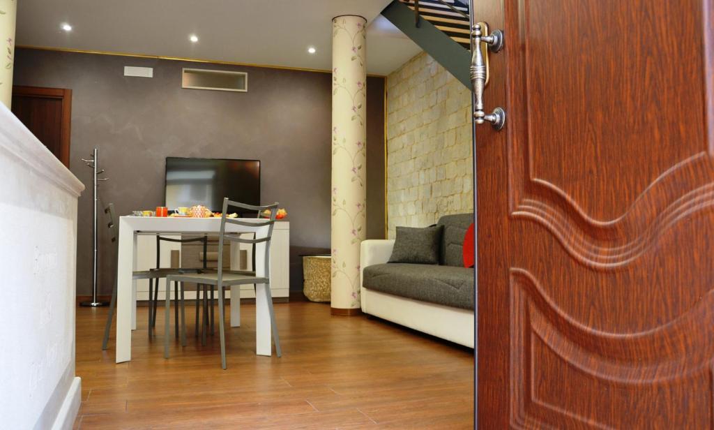 ein Wohnzimmer mit einem Tisch und einem Sofa in der Unterkunft Casa Aruci Sweet Home in Scicli