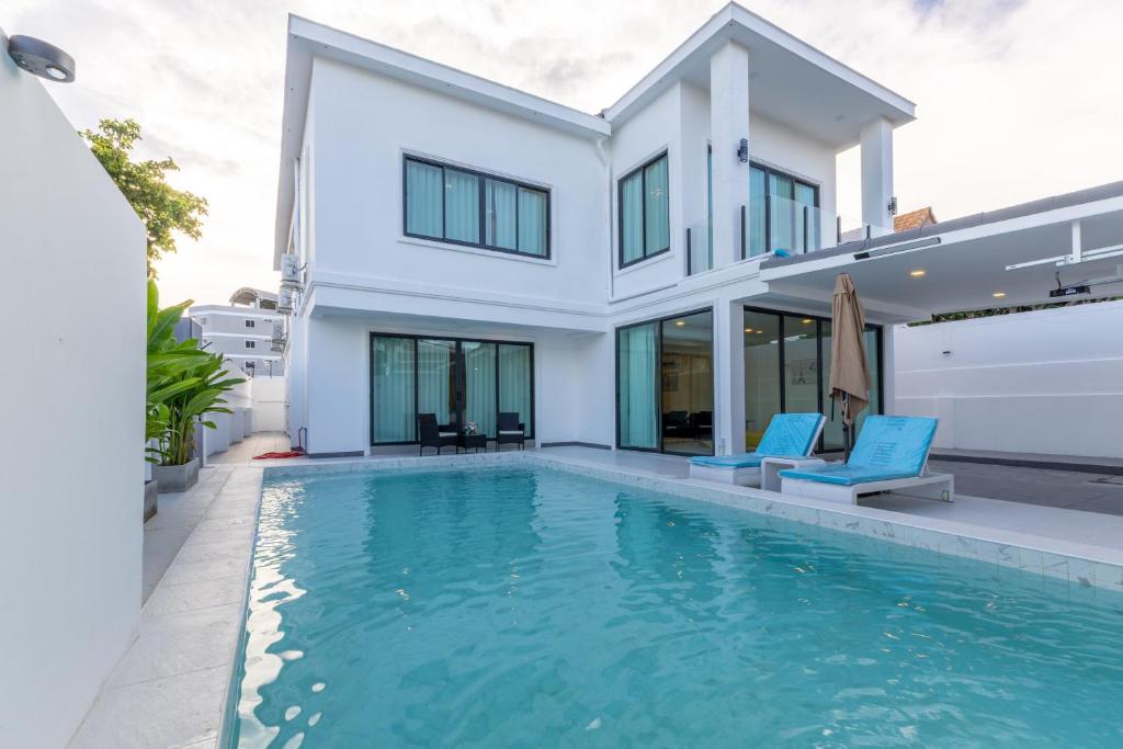 Swimmingpoolen hos eller tæt på ThaiHomeLuxury6B villa walkingst