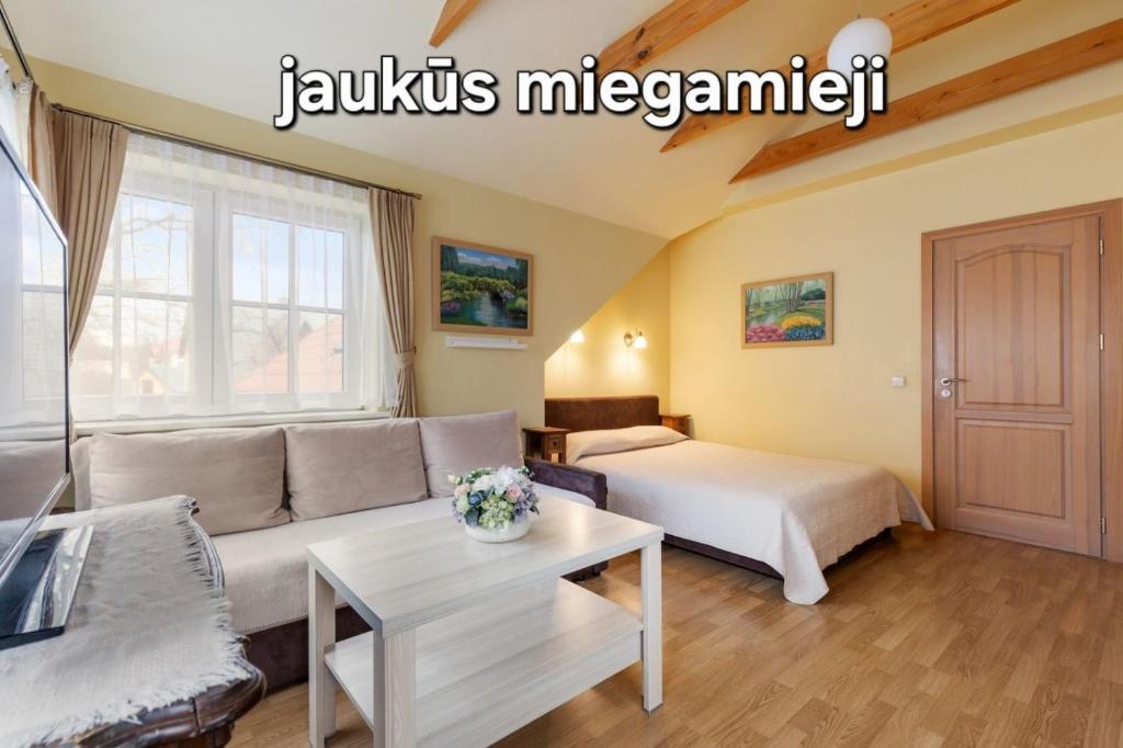En eller flere senge i et værelse på Vila Liepa