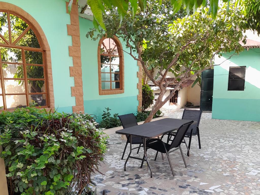 Afonta's Greenhouse Retreat - Is A Fully Furnished Entire Four-Bedroom Bungalow Offering Complete Privacy And Comfort 2