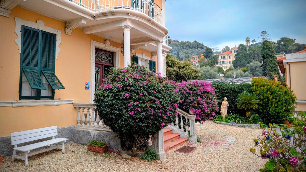 En have udenfor Meine Sonne Riviera, sea view apartment in historic villa