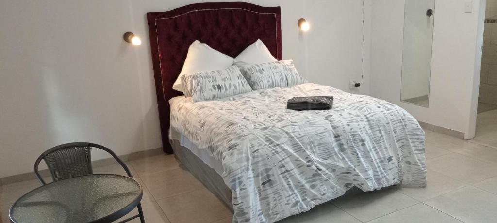 een bed met een wit dekbed en een zak erop bij Villa paradiso 1 in Centurion