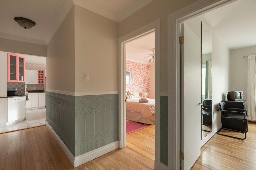 Afbeelding uit fotogalerij van #Le80ies - Downtown Rooftop - Free shuttle to ski Mountain in Mont-Tremblant