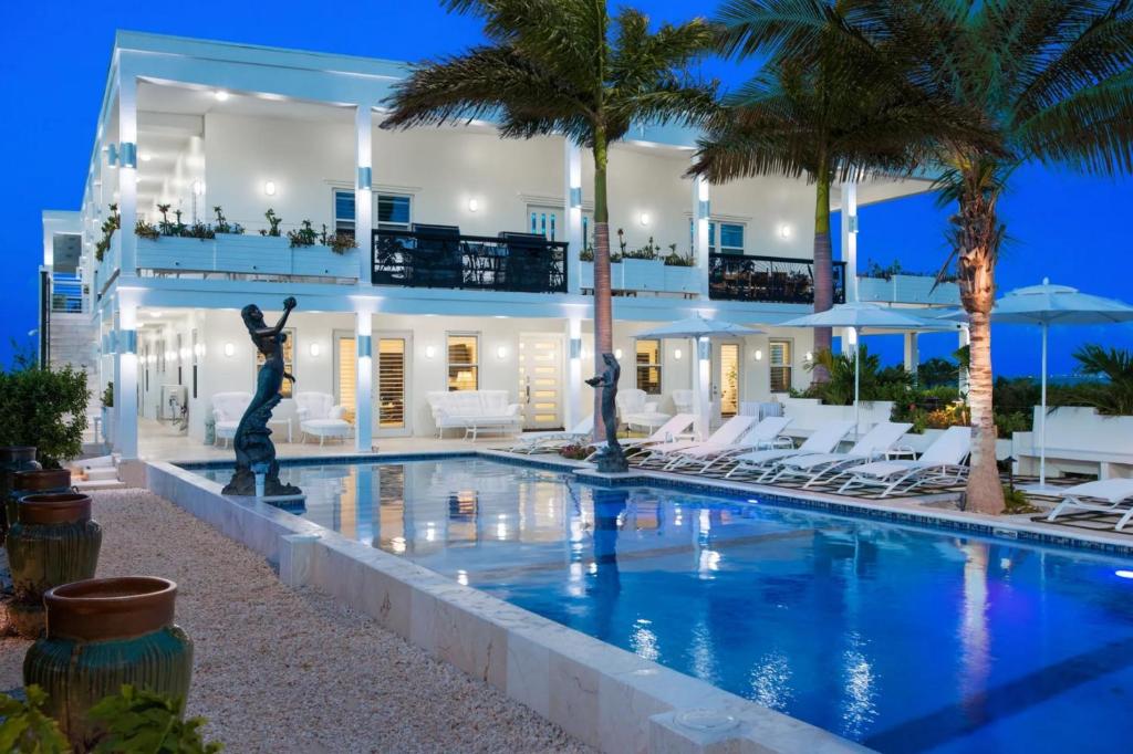 Bazén v ubytování Blue Laguna 10-BD Villa on Grace Bay Beach nebo v jeho okolí