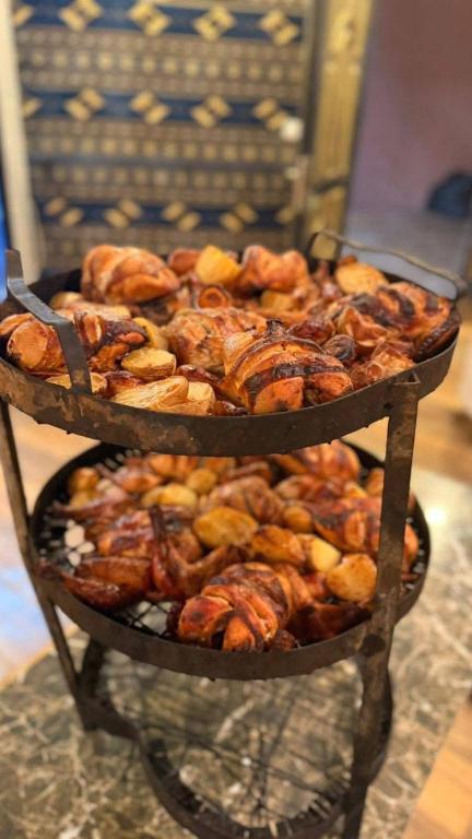 twee lagen gebak en ander voedsel op een plank bij Wadi rum torst in Wadi Rum