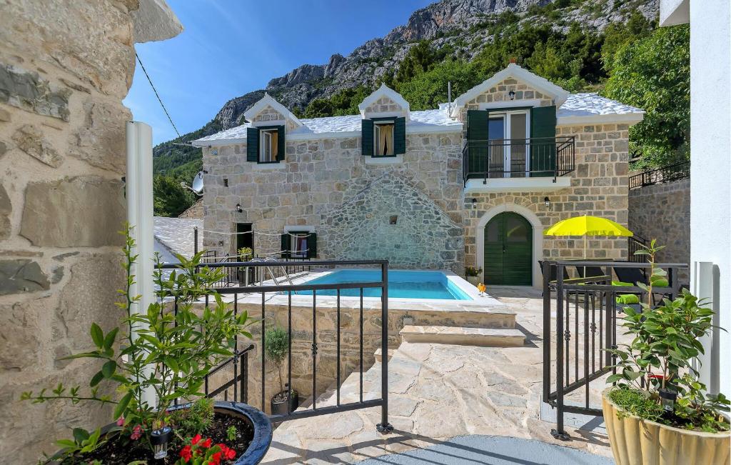 Amazing Home In Baska Voda