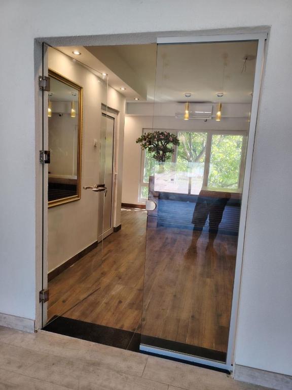 een open deur naar een kamer met een gang bij Alpha vision Smestaj in Belgrado