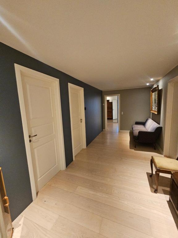 sala de estar con paredes azules y sofá en Office Hub, en Glostrup