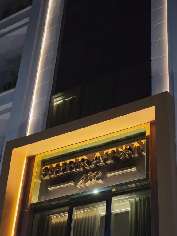 een bord boven een deur van een gebouw bij Sheraton Air Hotel in Caïro