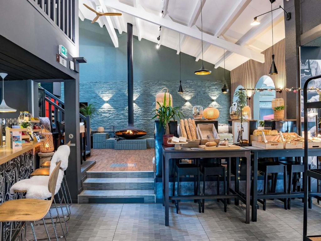 een restaurant met uitzicht op de oceaan bij ibis Macon Sud Crêches in Crêches-sur-Saône