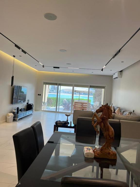 TV a/nebo společenská místnost v ubytování شاليه أمفالي شاليه ارضي بدون مسبح للعائلات فقط